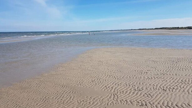 A beach with clear skies and calm water. - Holiday Home in Hadsund (Hadsund)