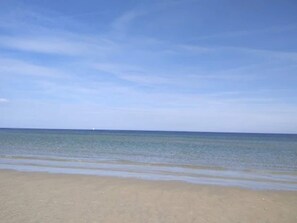 A beach with clear skies and calm water. - Holiday Home in Hadsund (Hadsund)