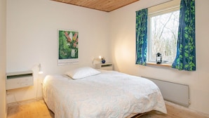 3 bedrooms, cots/infant beds - 6 Person Holiday Home in Brovst (Brovst)