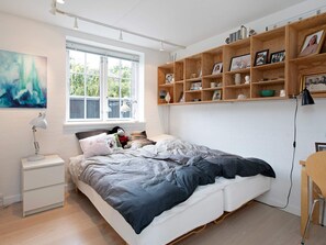 2 bedrooms, cribs/infant beds
