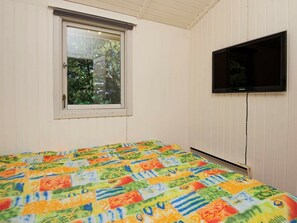 3 bedrooms, cots/infant beds, individually furnished - Beautiful Holiday Home in Glesborg With Roofed Terrace (Glesborg)