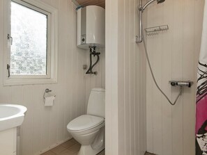 Shower - Beautiful Holiday Home in Glesborg With Roofed Terrace (Glesborg)