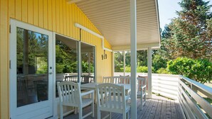 Balcony - Beautiful Holiday Home in Glesborg With Roofed Terrace (Glesborg)