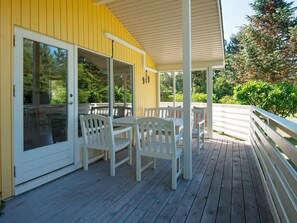 Balcony - Beautiful Holiday Home in Glesborg With Roofed Terrace (Glesborg)