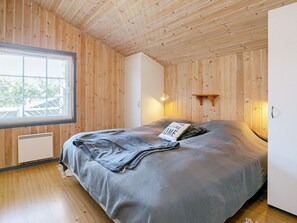 2 bedrooms, cribs/infant beds