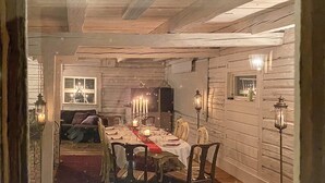 Un comedor acogedor con una mesa de madera preparada para seis personas, rodeado de sillas.