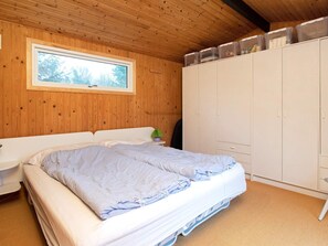 House | 2 bedrooms, cribs/infant beds