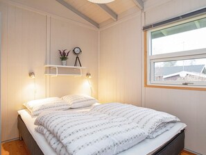 2 bedrooms, cribs/infant beds