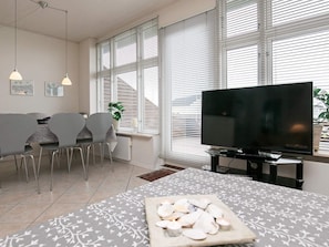 3 bedrooms, cribs/infant beds