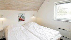 6 bedrooms, cribs/infant beds