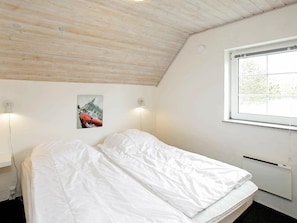 6 bedrooms, cribs/infant beds