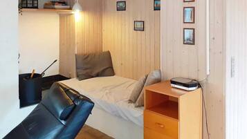 2 bedrooms, cribs/infant beds