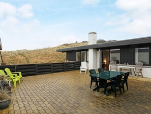 Outdoor dining - Secluded Dune Cottage-by Traum (Pandrup)