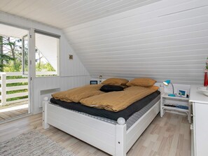 2 bedrooms, cribs/infant beds