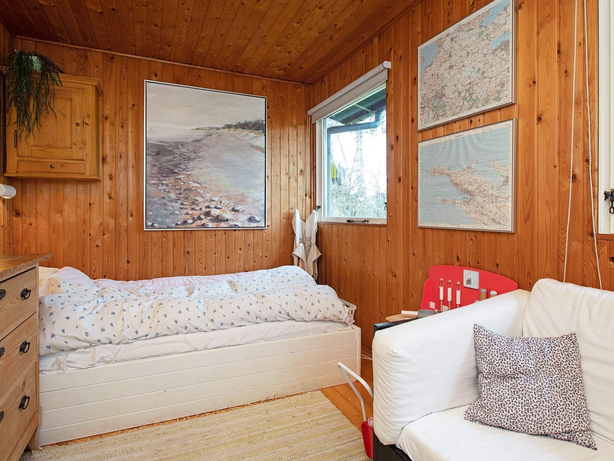 1 bedroom, cots/infant beds