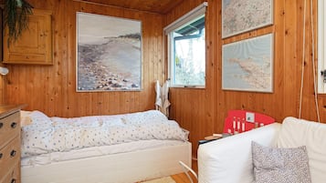 1 bedroom, cots/infant beds