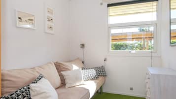 2 bedrooms, cribs/infant beds