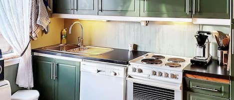 Casa | Cuina privada | Frigorífic, placa de cuina, rentaplats i cafetera i tetera