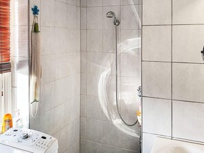House | Bathroom - 6 Person Holiday Home in Austrheim (Austrheim)