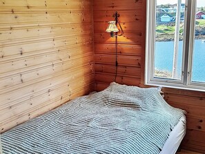 House | 3 bedrooms, individually furnished - 6 Person Holiday Home in Austrheim (Austrheim)