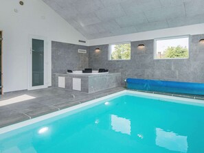 Una piscina techada, una piscina al aire libre