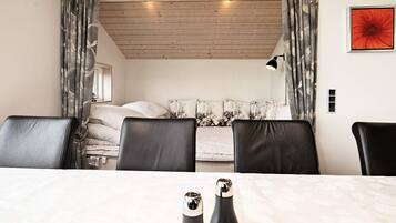 3 bedrooms, cots/infant beds