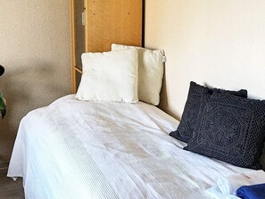 3 bedrooms, cribs/infant beds