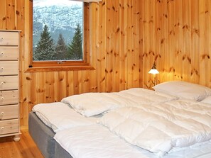 3 bedrooms, individually furnished - Secluded Mountain Retreat-by Traum (Sunnfjord)