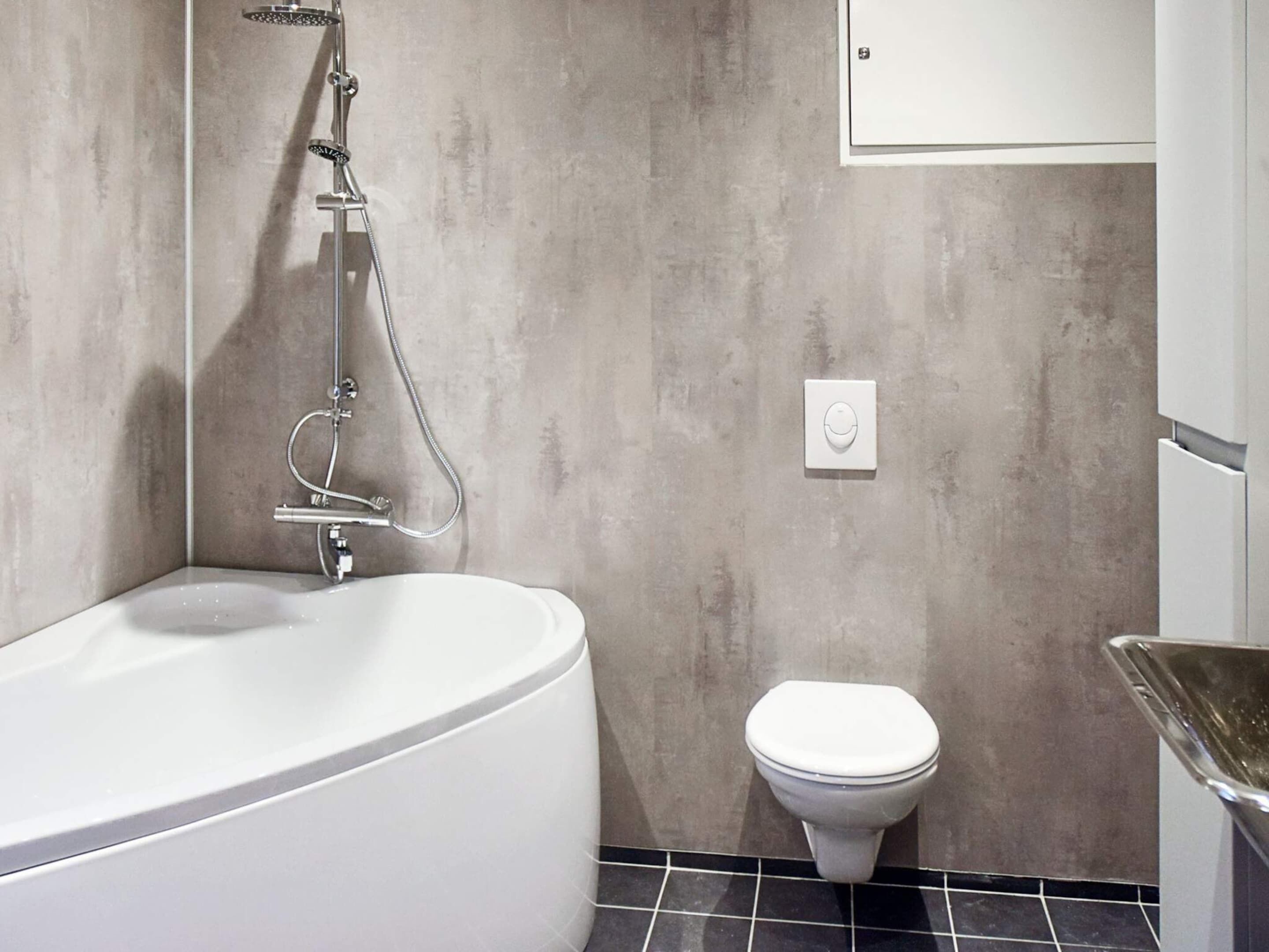 Un baño con bañera, inodoro y ducha.