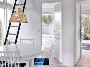2 bedrooms, cribs/infant beds