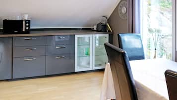 Casa | Cocina privada | Frigorífico, microondas, horno y lavavajillas