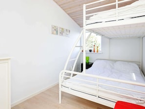3 bedrooms, cribs/infant beds
