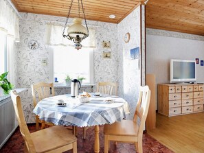 Wasserkocher mit Kaffee-/Teezubehör, Kühlschrank, Mikrowelle