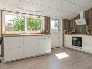 House | Private kitchen | High chair - Holiday Home in Juelsminde (Horsens)