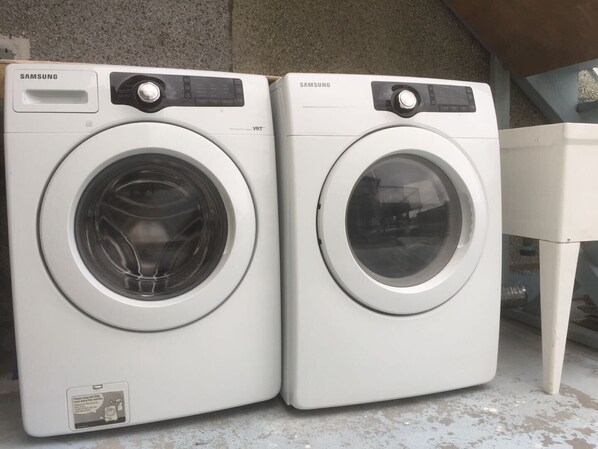 Cubrecamas, colchones con efecto memoria y muebles diferentes