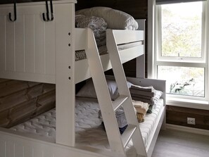 House | 4 bedrooms, individually furnished, internet - 6 Person Holiday Home in Kalvag (Bremanger)