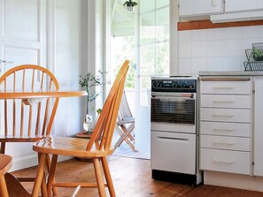 Fridge, microwave, coffee/tea maker - 4 Person Holiday Home in Hedesunda (Hedesunda)