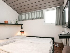 3 bedrooms, cribs/infant beds