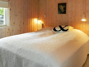 4 bedrooms, cots/infant beds