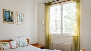 3 kamar tidur dan dilengkapi dengan perabotan berbeda-beda