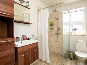 2 bedrooms, cribs/infant beds