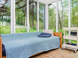 1 bedroom, cribs/infant beds