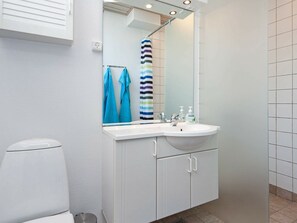 Bathroom - Scenic Holiday Home in Ebeltoft With Barbecue (Ebeltoft)
