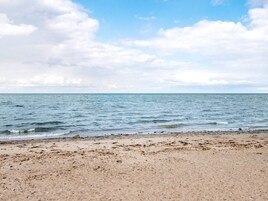 Una playa con arena y el mar.