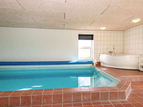 Una piscina techada, una piscina al aire libre
