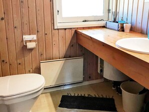 Bathroom - Cozy Holiday Home in Jerup near Bratten Beach (Jerup)