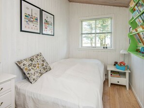 4 bedrooms, cribs/infant beds