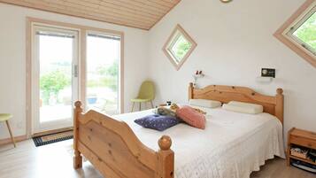 1 bedroom, cribs/infant beds