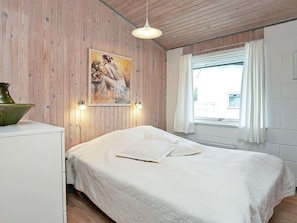 2 bedrooms, cribs/infant beds