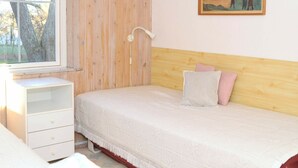 2 kamar tidur dan tempat tidur bayi
